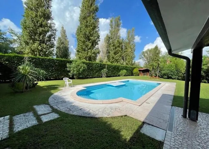 Charming Villa With Pool In Albarella *