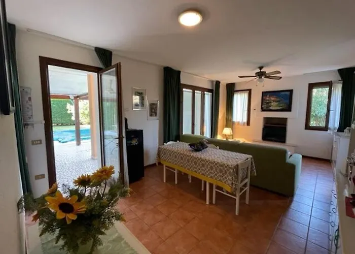 Charming Villa With Pool In Albarella *