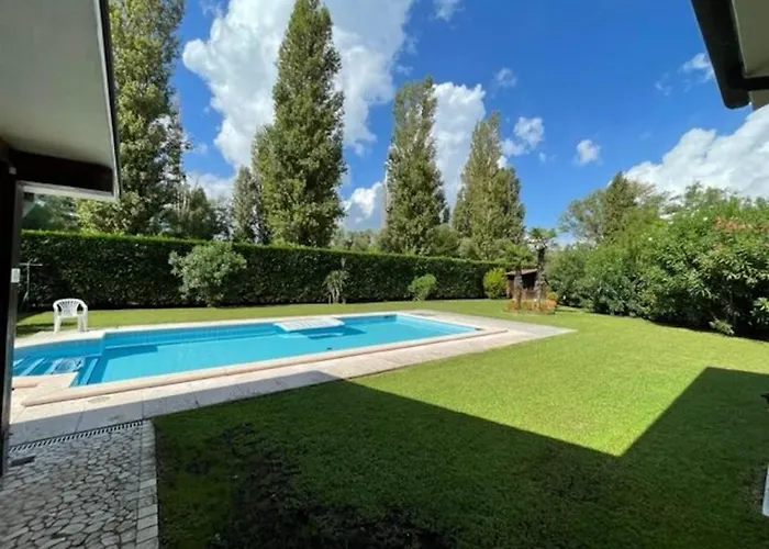 Charming Villa With Pool In Albarella